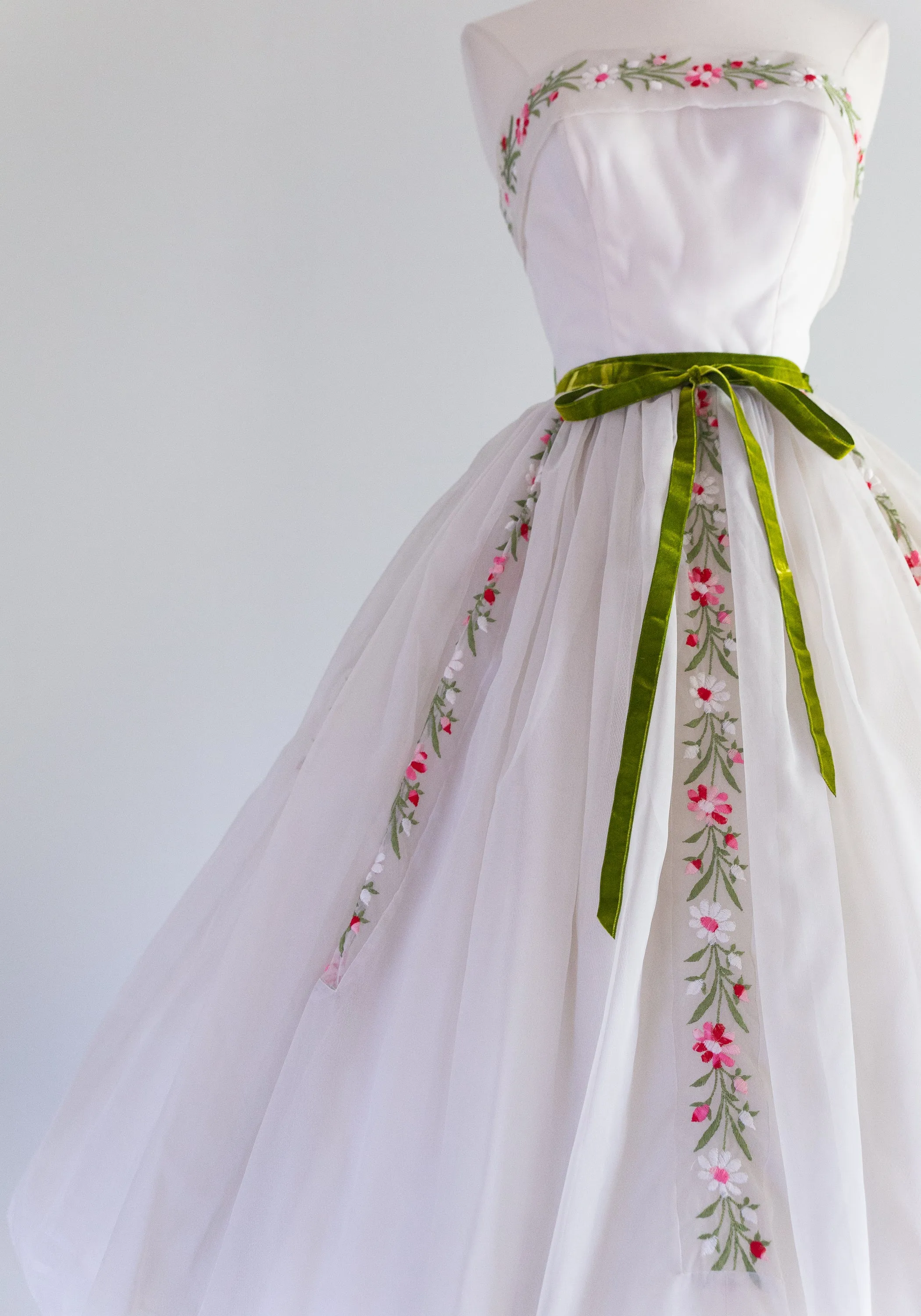 1950's Dream Embroidered Floral Strapless Party Dress / Waist 27