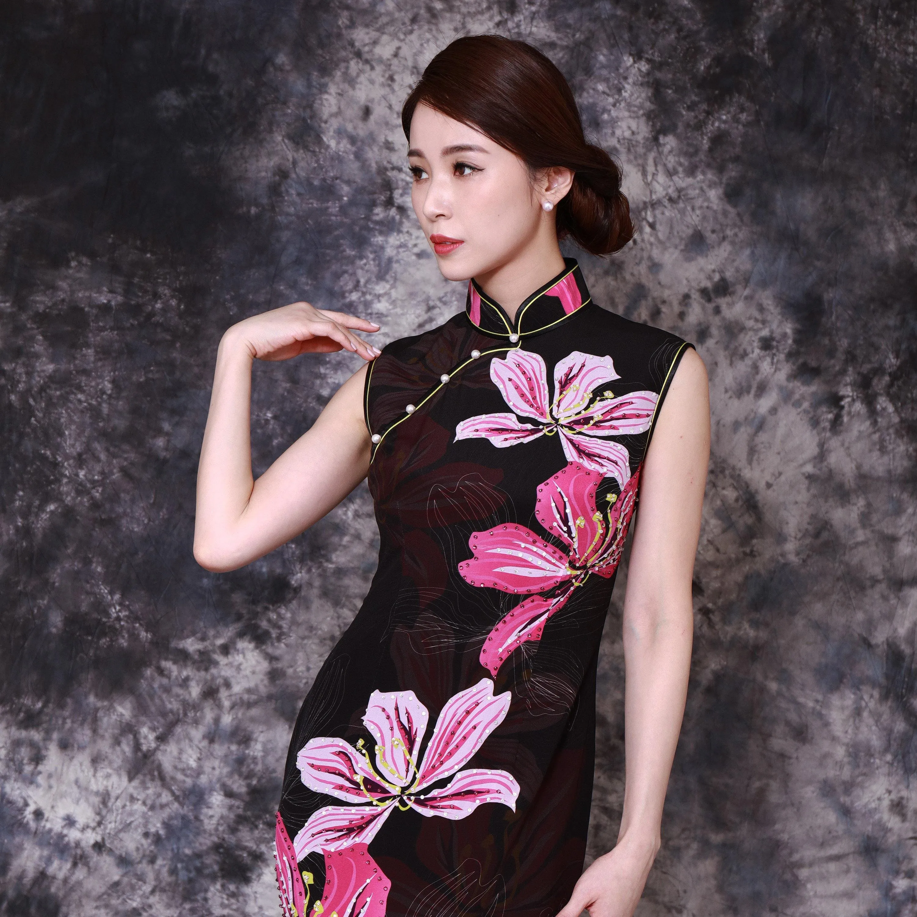 【BAUHINIA】100% Silk Crystal Cheongsam with Single Crystal Blossom (Sleeveless)