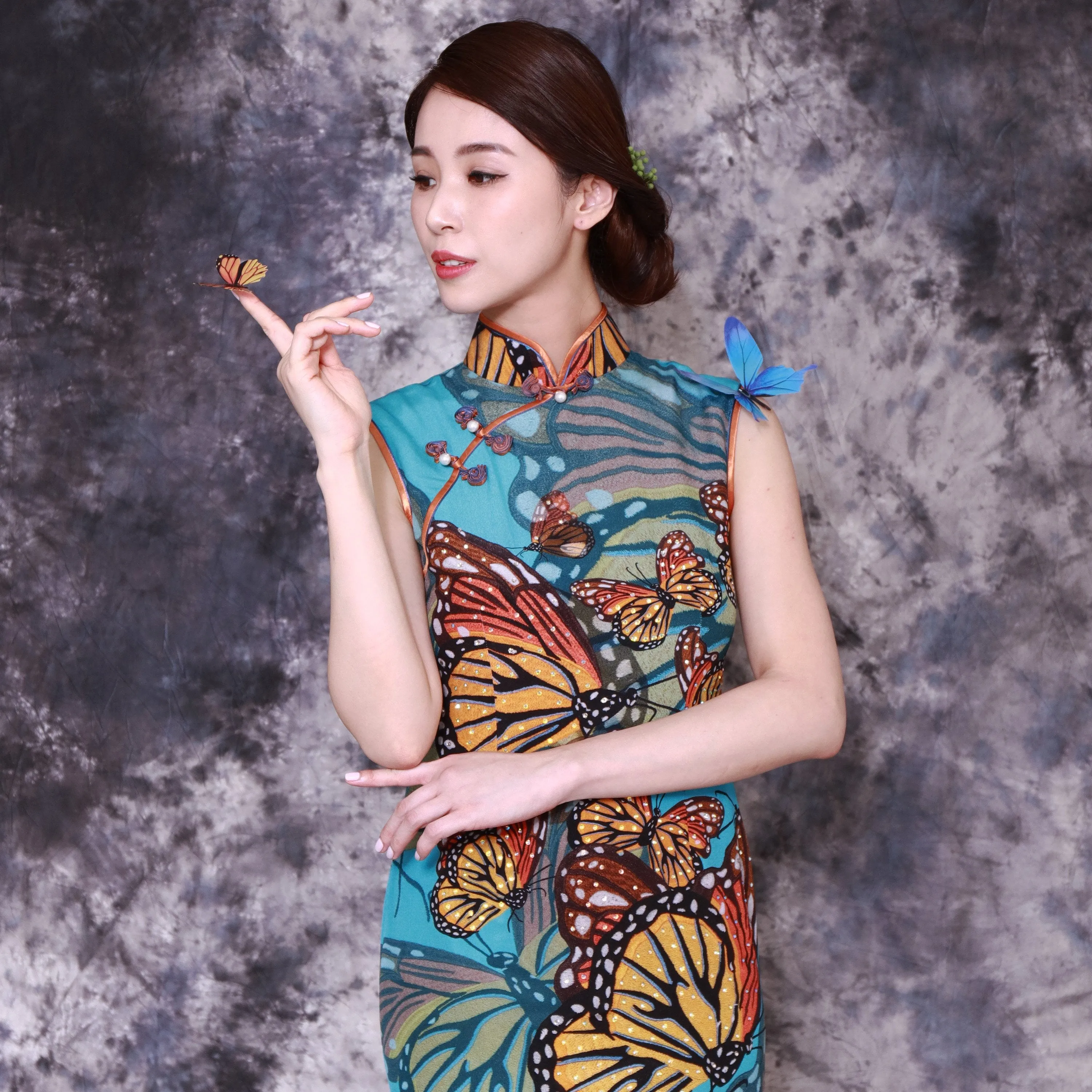 【BUTTERFLY】100% Silk Crystal Cheongsam (Sleeveless)