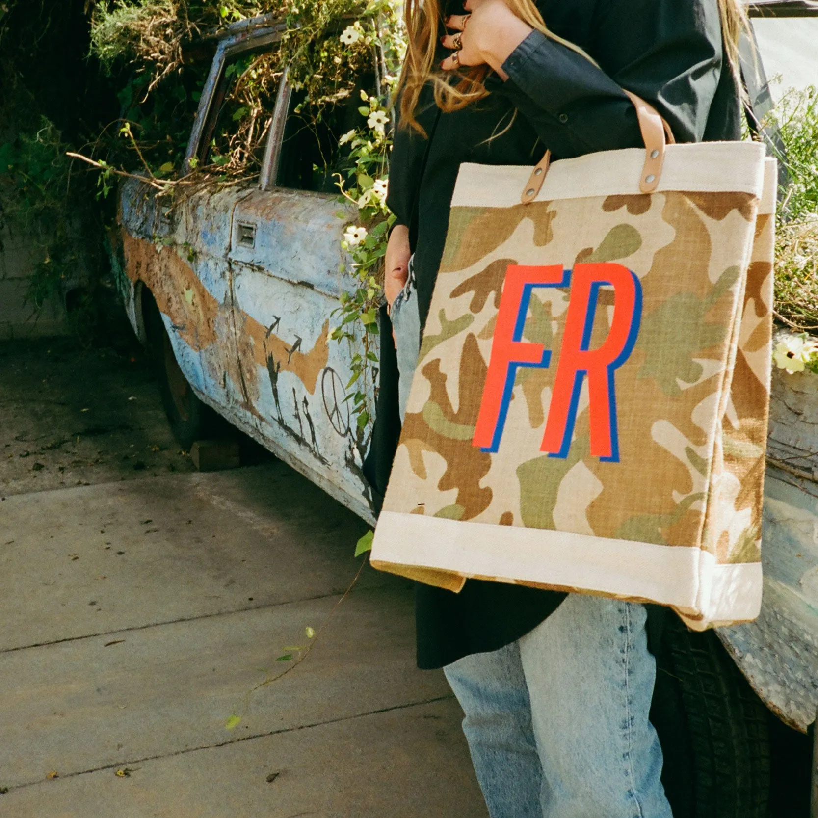 Market Bag in Safari with Large Monogram