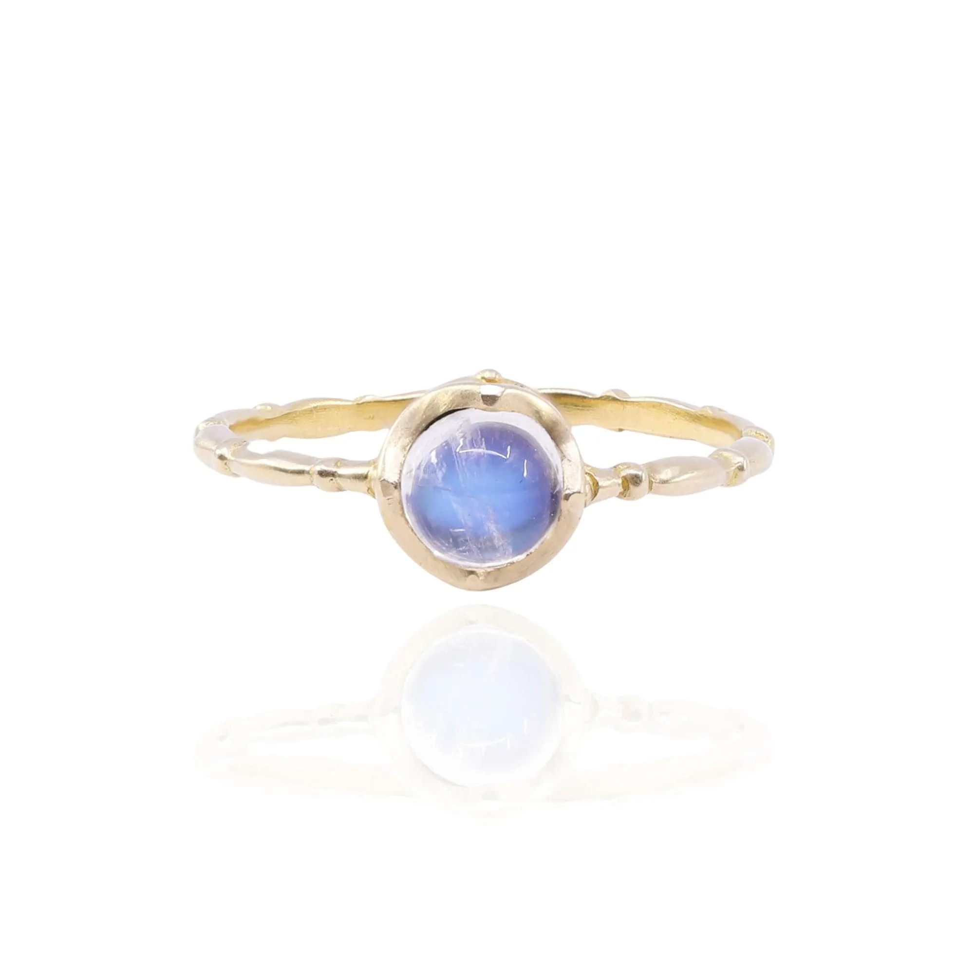 STEVEN BATTELLE 18K YELLOW GOLD CABOCHON BLUE MOONSTONE RING